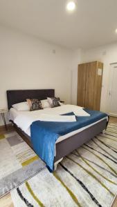 a bedroom with a large bed in a room at Apartmani TOKI in Mrkonjić Grad