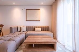 Χώρος καθιστικού στο Cozy Studio with Pool & Parking