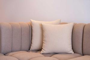 Χώρος καθιστικού στο Cozy Studio with Pool & Parking