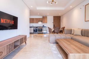 Χώρος καθιστικού στο Cozy Studio with Pool & Parking