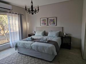 Postel nebo postele na pokoji v ubytování Tusker House Kruger