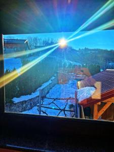 uno schermo televisivo con l'immagine di una scena invernale di Vikendica sa bazenom Cazin Pecigrad a Cazin