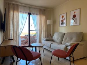 un salon avec un canapé, une table et des chaises dans l'établissement Casa Vera - apartment in Los Alcázares - Nueva Ribera Beach Club, à Los Alcázares