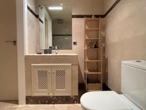 une salle de bain avec un lavabo, des toilettes et un miroir dans l'établissement Casa Vera - apartment in Los Alcázares - Nueva Ribera Beach Club, à Los Alcázares 14 autres photos