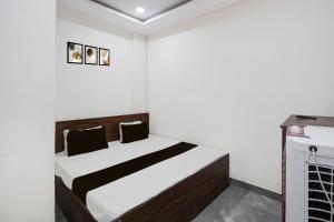 ein Schlafzimmer mit einem Bett in einem Zimmer in der Unterkunft HOTEL O MAJESTIC INN in Jabalpur
