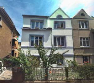 una casa blanca con una valla delante en Apartmán Sofie, en Poděbrady