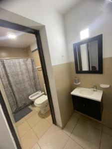 Koupelna v ubytování Departamentos frente al shopping