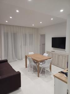 ジョヴィナッツォにあるDany's Home Venusの木製のテーブルとソファのあるリビングルーム +15枚の写真