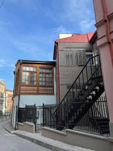 Το κτήριο όπου στεγάζεται  το διαμέρισμα +2 φωτογραφίες