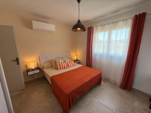 Ένα ή περισσότερα κρεβάτια σε δωμάτιο στο La Parenthèse Méditerranéenne