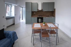 a kitchen and dining room with a table and chairs at Residence Malpensa da Andrea in Cardano al Campo