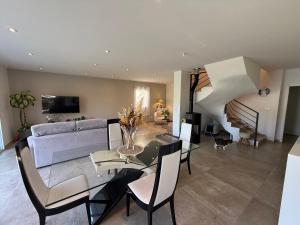 Χώρος καθιστικού στο La Parenthèse Méditerranéenne