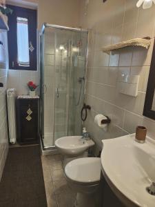 een badkamer met douche, toilet en wastafel bij La Baita di Vincenzo in Castel di Sangro