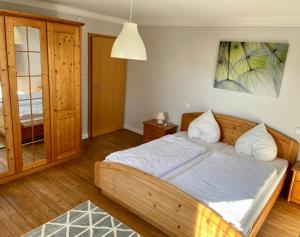 Postel nebo postele na pokoji v ubytování Haus Dorfidyll