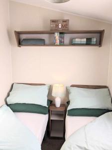 En eller flere senge i et værelse på Seagulls Nest, Sandy Bay + 10 billeder