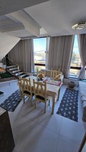 Χώρος καθιστικού στο Suite Grande Rio - Ar condicionado