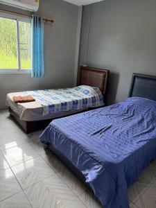 Postel nebo postele na pokoji v ubytování รุ้งรวี รีสอร์ท2