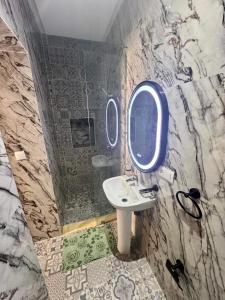 索维拉Bella casa的浴室里有洗手池和镜子