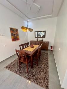 索维拉Bella casa的一间位于地毯上的带桌椅的用餐室