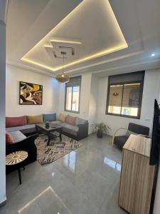 索维拉Bella casa的客厅里有一张沙发和一张桌子。