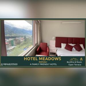 een hotelkamer met een bed en een raam bij The Royal Meadows in Manāli