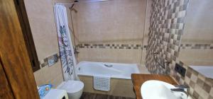 Un baño con bañera, lavabo e inodoro. en Casafina, en Buzanada
