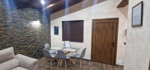 Habitación con escritorio, ordenador portátil y sillas. en Casafina, en Buzanada