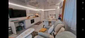 Kuchyň nebo kuchyňský kout v ubytování RIVA Design-Apartment - Stilvolles Studio für 2 Personen im Wallis