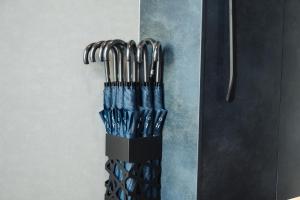 Un montón de cuchillos están colgados en una pared en ウォーターハウス記念館, en Omihachiman