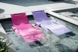 Dos sillas rosas en un charco de agua en ウォーターハウス記念館, en Omihachiman