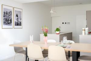 布兰肯贝赫Casa Mare Boutique的配有木桌和白色椅子的餐厅