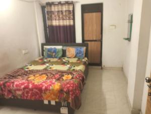 Postel nebo postele na pokoji v ubytování Gurukrupa Home stay