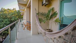 un'amaca su un balcone con piante di Vila Fox Suites com Varanda a Lençóis