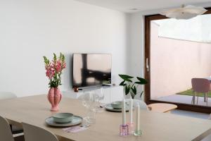 a dining room with a table and a tv at Casa Mare Boutique in Blankenberge