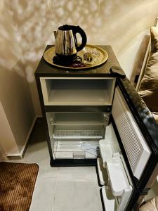 een tafel met een waterkoker en een bord erop bij LA Hotel Luxor in Luxor