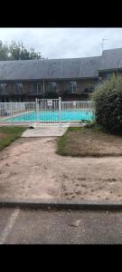 Bazén v ubytování L,orchidée nebo v jeho okolí