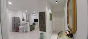 sala de estar con espejo y silla verde en Alloggio turistico CASA VERDE CASA, en Viterbo