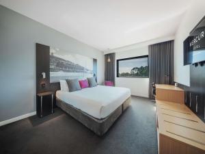 ニューカッスルにあるMercure Newcastle Airportのベッドと薄型テレビがあるホテルの部屋 +78枚の写真