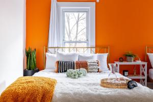 Postel nebo postele na pokoji v ubytování Prime Location Top Rated Clean Parking Free!