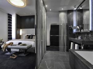 La Cour des Consuls Hotel & Spa Toulouse - MGallery Collection房間的床 +187 張相片