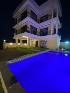 Bazén v ubytování Mount Retreat Villa 4bhk Lonavala nebo v jeho okolí