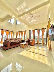 TV a/nebo společenská místnost v ubytování Mount Retreat Villa 4bhk Lonavala