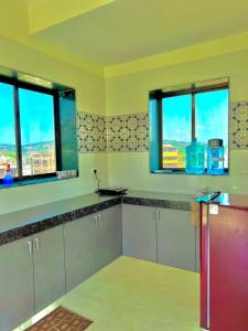 Kuchyň nebo kuchyňský kout v ubytování Mount Retreat Villa 4bhk Lonavala