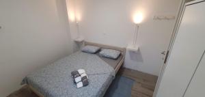 a small room with a bed and a lamp at AiM in Kukljica