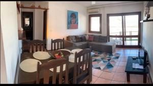 ポルト・セグロにあるCondominio Villa Aurora, 150m da Praia de Taperapuam!のテーブルとソファのあるリビングルーム