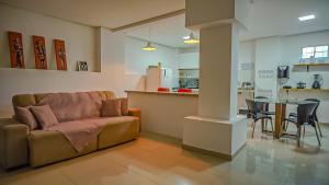 un soggiorno con un divano e un tavolo di Vila Fox Suites com Varanda a Lençóis Altre 37 foto