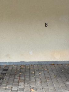 ein Buchstabe b an der Seite einer Wand in der Unterkunft Wohnung mit Sonnenterasse in Höchenschwand