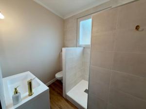 Koupelna v ubytování Calypso 3 Étoiles + 20 fotografií