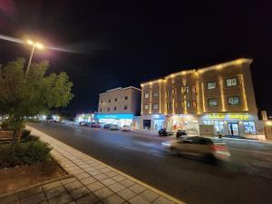 メディナにあるمرافئの夜の街路を走る車 +6枚の写真