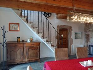 Un comedor con una mesa y una escalera. en Maison de caractère au cœur des grands causses, en Viala-du-Tarn 90 fotos más